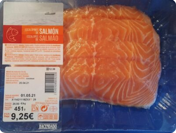 Espaguetis de calabacín con salmón a la plancha.